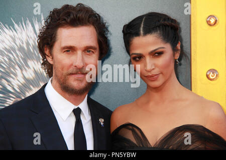 Matthew McConaughey und Camila Alves 12/03/2016 die Weltpremiere der ing', die in den Microsoft Theater in L.A. statt Leben in Los Angeles, CA Foto von Izumi Hasegawa/HNW/PictureLux Stockfoto