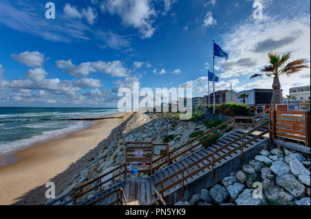 Lacanau-Ocean (Südwesten Frankreichs): Der Strand im Sommer, Gebäude am Wasser entlang, und die Verwendung von RIPRAP an der Küste von Erosion (nicht av zu schützen. Stockfoto