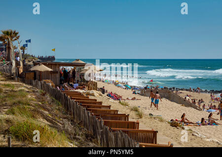 Lacanau-Ocean (Südwesten Frankreich): Touristen am Strand im Sommer (nicht für Postkarte Produktion verfügbar) Stockfoto