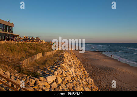 Lacanau-Ocean (Südwesten Frankreichs): Der Strand im Sommer, am Abend, Gebäude am Wasser entlang, und die Verwendung von RIPRAP der Küste von zu schützen Stockfoto