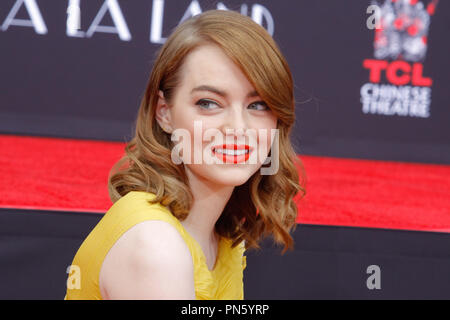 Emma Stone auf ihre Hand und Fußabdruck Zeremonie an der TCL Chinese Theatre in Hollywood, CA, 7. Dezember 2016. Foto von Joseph Martinez/PictureLux Stockfoto