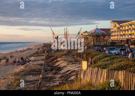 Lacanau-Ocean (Südwesten Frankreichs): Der Strand im Sommer, am Abend, mit Gebäuden entlang der Uferpromenade (nicht für Postkarte Produktion verfügbar) Stockfoto