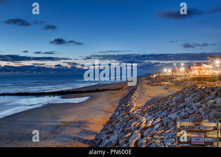 Lacanau-Ocean (Südwesten Frankreichs): Der Strand im Sommer, Gebäude am Wasser entlang, und die Verwendung von RIPRAP an der Küste von Erosion (nicht av zu schützen. Stockfoto