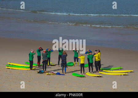 Lacanau-Ocean (Südwesten Frankreich): Die Gruppe der Erwachsenen, die an einem Strand lernen Sie surfen. Trainings vor einem surfen Schulung durch UCPA (eine Organisa Stockfoto