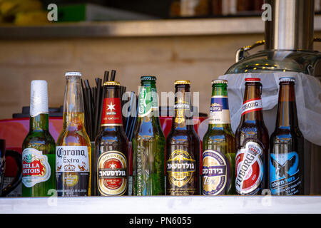 Reihe von Bierflaschen auf Abschaltdruck in einem Café in Jaffa, Tel Aviv, Israel Stockfoto