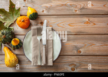 Thanksgiving Konzept. Bunte Kürbisse und setzen Sie die Einstellung auf rustikalen Holztisch, Kopieren, Ansicht von oben Stockfoto