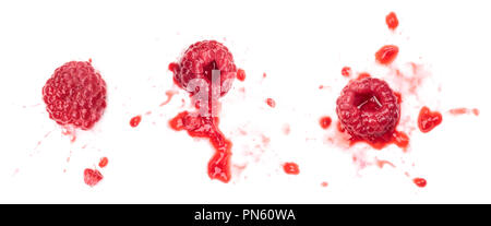 Zertrümmerte Himbeeren isoliert auf weißem Stockfoto