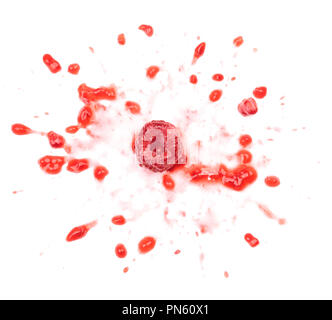 Zertrümmerte Himbeeren isoliert auf weißem Stockfoto