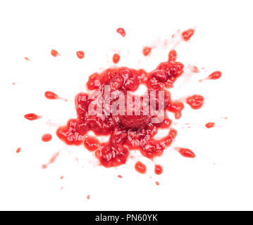 Zertrümmerte Himbeeren isoliert auf weißem Stockfoto