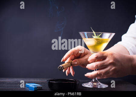 Frau einen Drink an der Bar Rauchen Stockfoto