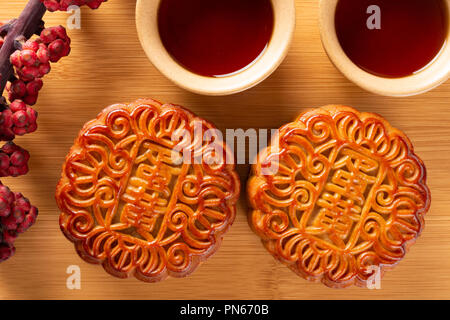 Top View Studio shot im traditionellen Stil der Chinesischen mooncakes mit Tee die Chinesische bedeutet Eigelb kein Logo oder Marke Stockfoto