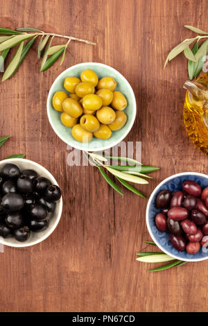 Overhead Foto von verschiedenen Oliven in Schälchen mit Kopie Raum Stockfoto