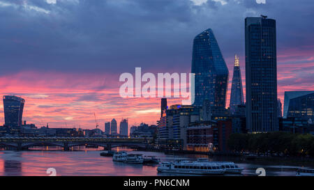 Sonnenaufgang über die Themse in London von der Waterloo Bridge, mit dem Shard, South Bank Tower, die Vase und das Walkie talkie Wolkenkratzer Stockfoto