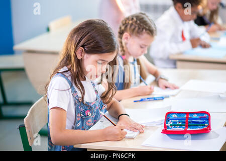 Schule Kinder sind aktiv in der Klasse. Bildung, Hausaufgaben Konzept Stockfoto