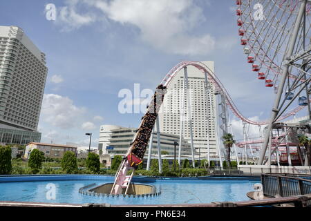 Touristen reiten auf eine aufregende Achterbahn in einem Themenpark in Yokohama Stockfoto