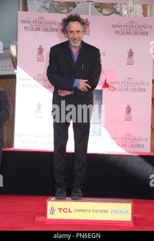 Tim Burton Hand- und Fußabdruck Zeremonie an der TCL Chinese Theatre in Hollywood, CA am 8. September 2016. Foto von Izumi Hasegawa/HNW/PictureLux Stockfoto