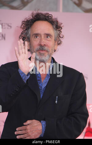 Tim Burton Hand- und Fußabdruck Zeremonie an der TCL Chinese Theatre in Hollywood, CA am 8. September 2016. Foto von Izumi Hasegawa/HNW/PictureLux Stockfoto