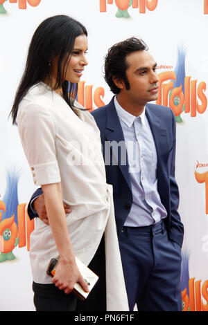 Neha Kapur und Kunal Nayyar bei der Premiere von DreamWorks Animation und Twentieth Century Fox's 'Trolle' im Regency Dorf Theater in Westwood, CA, 23. Oktober 2016 statt. Foto von Joe Martinez/PictureLux Stockfoto