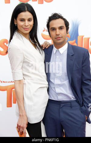 Neha Kapur und Kunal Nayyar bei der Premiere von DreamWorks Animation und Twentieth Century Fox's 'Trolle' im Regency Dorf Theater in Westwood, CA, 23. Oktober 2016 statt. Foto von Joe Martinez/PictureLux Stockfoto