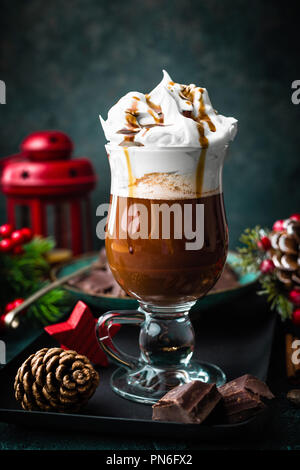 Heiße Schokolade mit Sahne mit Weihnachtsschmuck Stockfoto