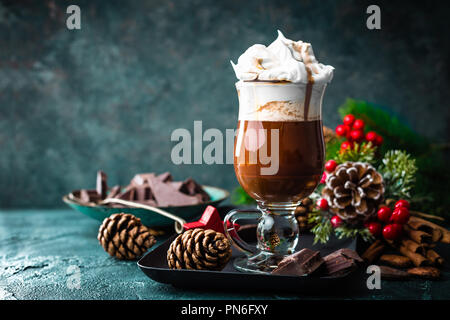 Heiße Schokolade mit Sahne mit Weihnachtsschmuck Stockfoto