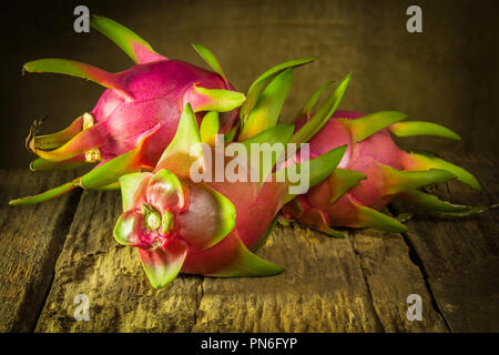 Dragon Früchte auf Holz noch leben Kunst Fotografie Stockfoto