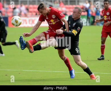 Washington, DC, USA. 16 Sep, 2018. 20180916 - New York Red Bulls defender AARON LONG (33) verteidigt D.C. United, Wayne Rooney (9) in der ersten Hälfte bei Audi Feld in Washington. Credit: Chuck Myers/ZUMA Draht/Alamy leben Nachrichten Stockfoto