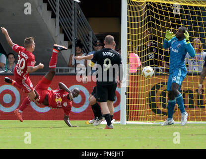 Washington, DC, USA. 22 Juni, 2013. 20180916 - New York Red Bulls, BRADLEY WRIGHT - PHILLIPS (99), zweite von links, führt ein Ziel - zählende Fahrrad kick gegen DC United Torhüter BILL HAMID (24) und D.C. United, Wayne Rooney (9), wie er auch Clips New York Red Bulls Mittelfeldspieler MARC RZATKOWSKI (90), in der ersten Hälfte bei Audi Feld in Washington. Credit: Chuck Myers/ZUMA Draht/Alamy leben Nachrichten Stockfoto