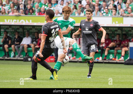 Keine VERKÄUFE IN JAPAN! Yuya OSAKO, Mitte, Werder Bremen, Georg MARGREITTER, liks und Alexander Fuchs, beide FC Nürnberg im Kampf um den Ball, Aktion, Fußball 1. Fussballbundesliga, 1. Spieltag, Werder Bremen (HB) - FC Nürnberg (N) 1:1, am 16.09.2018 in Bremen/Deutschland. € | Nutzung weltweit Stockfoto