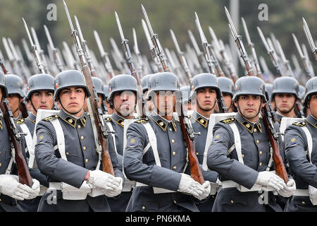 Santiago. 19 Sep, 2018. März Soldaten während einer jährlichen Militärparade Chiles Unabhängigkeit Jahrestag zu feiern, in der Hauptstadt Santiago Sept. 19, 2018. Credit: Jorge Villegas/Xinhua/Alamy leben Nachrichten Stockfoto