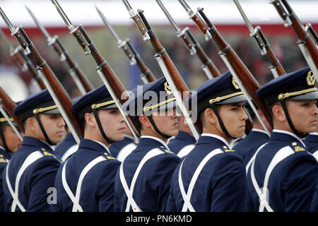 Santiago. 19 Sep, 2018. März Soldaten während einer jährlichen Militärparade Chiles Unabhängigkeit Jahrestag zu feiern, in der Hauptstadt Santiago Sept. 19, 2018. Credit: Wang Pei/Xinhua/Alamy leben Nachrichten Stockfoto