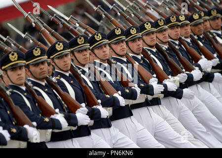 Santiago. 19 Sep, 2018. März Soldaten während einer jährlichen Militärparade Chiles Unabhängigkeit Jahrestag zu feiern, in der Hauptstadt Santiago Sept. 19, 2018. Credit: Wang Pei/Xinhua/Alamy leben Nachrichten Stockfoto