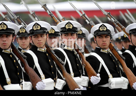 Santiago. 19 Sep, 2018. März Soldaten während einer jährlichen Militärparade Chiles Unabhängigkeit Jahrestag zu feiern, in der Hauptstadt Santiago Sept. 19, 2018. Credit: Wang Pei/Xinhua/Alamy leben Nachrichten Stockfoto