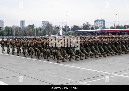 Santiago. 19 Sep, 2018. März Soldaten während einer jährlichen Militärparade Chiles Unabhängigkeit Jahrestag zu feiern, in der Hauptstadt Santiago Sept. 19, 2018. Credit: Jorge Villegas/Xinhua/Alamy leben Nachrichten Stockfoto