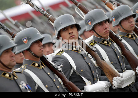 Santiago. 19 Sep, 2018. März Soldaten während einer jährlichen Militärparade Chiles Unabhängigkeit Jahrestag zu feiern, in der Hauptstadt Santiago Sept. 19, 2018. Credit: Jorge Villegas/Xinhua/Alamy leben Nachrichten Stockfoto