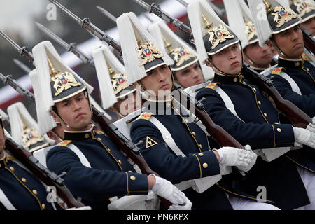 Santiago. 19 Sep, 2018. März Soldaten während einer jährlichen Militärparade Chiles Unabhängigkeit Jahrestag zu feiern, in der Hauptstadt Santiago Sept. 19, 2018. Credit: Wang Pei/Xinhua/Alamy leben Nachrichten Stockfoto