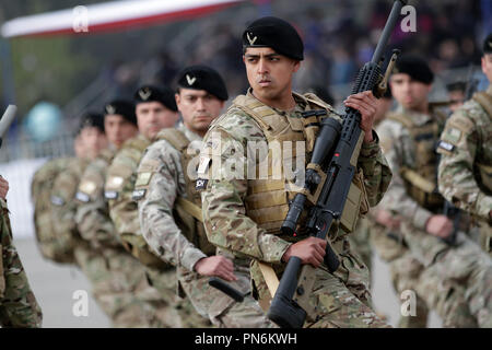 Santiago. 19 Sep, 2018. März Soldaten während einer jährlichen Militärparade Chiles Unabhängigkeit Jahrestag zu feiern, in der Hauptstadt Santiago Sept. 19, 2018. Credit: Wang Pei/Xinhua/Alamy leben Nachrichten Stockfoto