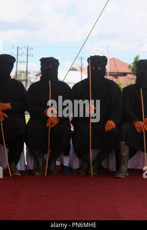 Meulaboh, Aceh, Indonesien. 20 Sep, 2018. Das Auspeitschen enforcers gesehen, bevor die Gefangenen. 19 Personen (18 Männer und 1 Frau), die von der Meulaboh Scharia-gericht von im öffentlichen gepeitscht wird für Kinder sexuell mißbrauchen und Glücksspiel verurteilt wurden. Die Anwendung von Züchtigung (TREIBEND) in Aceh ist im Lichte der Öffentlichkeit erfolgt, in der Regel vor der Moschee durchgeführt die Folgen der eine abschreckende Wirkung auf die Täter, die islamische Scharia verstoßen anzuzeigen. Trotz Kritik von Seiten der internationalen Gemeinschaft, bis jetzt Aceh immer noch die islamische Scharia gilt. (Bild: © Mimi Sapu Stockfoto