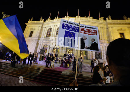 Eine Prag Konzert der ukrainischen Pianistin Valentina Lisitsa am Mittwoch, September 19, 2018, innerhalb der Dvorak Prague International Music Festival im Rudolfinum Concert Hall wurde von demonstranten Flugblätter auf die angeblichen Tätigkeiten von lisitsa in Unterstützung des russischen Präsidenten Wladimir Putin begleitet. Über 10 Menschen, die behaupten, die kaputin Facebook Gruppe zu gehören, verteilten Flugblätter an die Konzertbesucher, dass ein Konzert Programm ähnelte, mit Informationen über die angeblichen Aktivitäten der Künstler, der von polnischen und russischen Ursprungs, im privaten Leben und in sozialen Netzwerken. Stockfoto