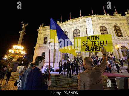 Eine Prag Konzert der ukrainischen Pianistin Valentina Lisitsa am Mittwoch, September 19, 2018, innerhalb der Dvorak Prague International Music Festival im Rudolfinum Concert Hall wurde von demonstranten Flugblätter auf die angeblichen Tätigkeiten von lisitsa in Unterstützung des russischen Präsidenten Wladimir Putin begleitet. Über 10 Menschen, die behaupten, die kaputin Facebook Gruppe zu gehören, verteilten Flugblätter an die Konzertbesucher, dass ein Konzert Programm ähnelte, mit Informationen über die angeblichen Aktivitäten der Künstler, der von polnischen und russischen Ursprungs, im privaten Leben und in sozialen Netzwerken. Stockfoto