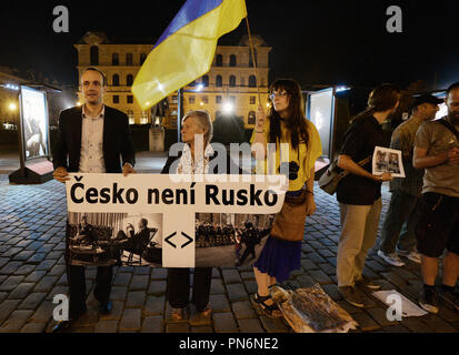 Eine Prag Konzert der ukrainischen Pianistin Valentina Lisitsa am Mittwoch, September 19, 2018, innerhalb der Dvorak Prague International Music Festival im Rudolfinum Concert Hall wurde von demonstranten Flugblätter auf die angeblichen Tätigkeiten von lisitsa in Unterstützung des russischen Präsidenten Wladimir Putin begleitet. Über 10 Menschen, die behaupten, die kaputin Facebook Gruppe zu gehören, verteilten Flugblätter an die Konzertbesucher, dass ein Konzert Programm ähnelte, mit Informationen über die angeblichen Aktivitäten der Künstler, der von polnischen und russischen Ursprungs, im privaten Leben und in sozialen Netzwerken. Stockfoto