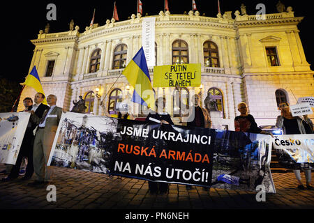 Eine Prag Konzert der ukrainischen Pianistin Valentina Lisitsa am Mittwoch, September 19, 2018, innerhalb der Dvorak Prague International Music Festival im Rudolfinum Concert Hall wurde von demonstranten Flugblätter auf die angeblichen Tätigkeiten von lisitsa in Unterstützung des russischen Präsidenten Wladimir Putin begleitet. Über 10 Menschen, die behaupten, die kaputin Facebook Gruppe zu gehören, verteilten Flugblätter an die Konzertbesucher, dass ein Konzert Programm ähnelte, mit Informationen über die angeblichen Aktivitäten der Künstler, der von polnischen und russischen Ursprungs, im privaten Leben und in sozialen Netzwerken. Stockfoto