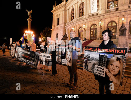 Eine Prag Konzert der ukrainischen Pianistin Valentina Lisitsa am Mittwoch, September 19, 2018, innerhalb der Dvorak Prague International Music Festival im Rudolfinum Concert Hall wurde von demonstranten Flugblätter auf die angeblichen Tätigkeiten von lisitsa in Unterstützung des russischen Präsidenten Wladimir Putin begleitet. Über 10 Menschen, die behaupten, die kaputin Facebook Gruppe zu gehören, verteilten Flugblätter an die Konzertbesucher, dass ein Konzert Programm ähnelte, mit Informationen über die angeblichen Aktivitäten der Künstler, der von polnischen und russischen Ursprungs, im privaten Leben und in sozialen Netzwerken. Stockfoto