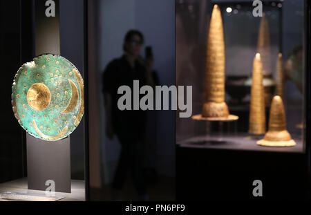 20. September 2018, Berlin: ein Besucher läuft in der Ausstellung 'bewegte Zeiten. Archäologie in Deutschland "Vorbei die Himmelsscheibe von Nebra und gold Hüte aus der Bronzezeit. Die spektakulären Funde der letzten 20 Jahre aus ganz Deutschland gezeigt. Mehr als 1000 Exponate aus allen deutschen Staaten, von der Himmelsscheibe von Nebra zu den antiken Hafen Mauer des römischen Köln, vorgestellt werden. Foto: Wolfgang Kumm/dpa Stockfoto