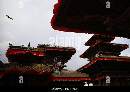 Kathmandu, Nepal. 20 Sep, 2018. Nepalesische Arbeiter dekorieren Tempel vor der Indra Jatra Festival in der Hanumandhoka Durbar Square in Kathmandu, Nepal am Donnerstag, 20. September 2018. Credit: Skanda Gautam/ZUMA Draht/Alamy leben Nachrichten Stockfoto