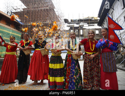 Kathmandu, Nepal. 20 Sep, 2018. Nepalesische Mädchen in kulturellen gekleidet eine Messe im Inneren nasalen Chowk an Hanumandhoka Durbar Square in Kathmandu, Nepal am Donnerstag, den 20. September 2018 teil. Credit: Skanda Gautam/ZUMA Draht/Alamy leben Nachrichten Stockfoto