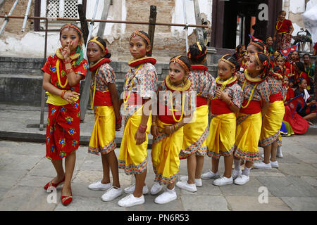 Kathmandu, Nepal. 20 Sep, 2018. Nepalesische Mädchen in kulturellen gekleidet eine Messe im Inneren nasalen Chowk an Hanumandhoka Durbar Square in Kathmandu, Nepal am Donnerstag, den 20. September 2018 teil. Credit: Skanda Gautam/ZUMA Draht/Alamy leben Nachrichten Stockfoto