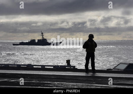 North Atlantic Ocean. 19 Sep, 2018. NORTH ATLANTIC (Sept. 18, 2018) ein Seemann steht auf dem Flight Deck während der flugbetrieb an Bord der Nimitz-Klasse Flugzeugträger USS Harry S. Truman (CVN 75) im Nordatlantik, Sept. 18, 2018. Die Harry S. Truman Carrier Strike Group ist in den USA der 6 Bereich der Flotte im Einsatz sind, zeigen Engagement für die regionale Verbündete und Partner, combat Power und Flexibilität der US-Seestreitkräfte zu arbeiten, wo immer und wann immer die Nation erfordert. (U.S. Marine Foto von Mass Communication Specialist 2. Klasse Anthony Flynn/Freigegeben) 180918-N-PE 636 Stockfoto