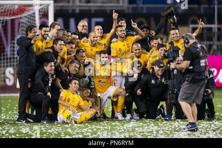 Toronto, Kanada. 19 Sep, 2018. Spieler der Mexikanischen UANL Tigres feiern Sieg mit Trophäe während der Verleihung des Eröffnungs Campeones Pokalspiel zwischen dem kanadischen Toronto FC und Mexikos UANL Tigres am BMO Feld in Toronto, Kanada, Sept. 19, 2018. Mexikos UANL Tigres gewann 3-1 und behauptete den Titel. Die campeones Schale, im Jahr 2018 gegründet, ist eine jährliche Nordamerikanischen Fußball-Wettbewerb zwischen den Meistern der vorherigen Major League Soccer Saison und der Gewinner von Liga MX bestritten. Credit: Zou Zheng/Xinhua/Alamy leben Nachrichten Stockfoto
