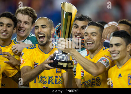 Toronto, Kanada. 19 Sep, 2018. Spieler der Mexikanischen UANL Tigres feiern Sieg mit Trophäe während der Verleihung des Eröffnungs Campeones Pokalspiel zwischen dem kanadischen Toronto FC und Mexikos UANL Tigres am BMO Feld in Toronto, Kanada, Sept. 19, 2018. Mexikos UANL Tigres gewann 3-1 und behauptete den Titel. Die campeones Schale, im Jahr 2018 gegründet, ist eine jährliche Nordamerikanischen Fußball-Wettbewerb zwischen den Meistern der vorherigen Major League Soccer Saison und der Gewinner von Liga MX bestritten. Credit: Zou Zheng/Xinhua/Alamy leben Nachrichten Stockfoto